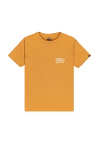 Camiseta de manga corta en color mostaza con un pequeño logo blanco de Quiksilver en el lado izquierdo del pecho y una etiqueta negra de Quiksilver en la manga izquierda.