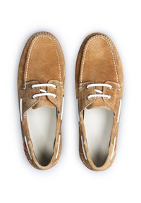 Scarpe da barca in suede marrone con lacci e cuciture bianche. Presentano un design aperto sui lati, accenti testurizzati in contrasto e una fodera interna liscia.