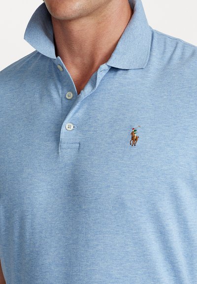 Világoskék, rövid ujjú polo ing hajtókával, két gombbal és egy kis hímzett lólogóval. Pamut keverékanyag.