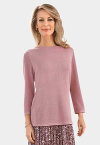 Helles pinkes Strickpullover mit einem Bootsausschnitt, Dreiviertelärmeln und strukturierten Akzenten an den Schultern. Weiches, glattes Material mit subtiler Ausstrahlung.