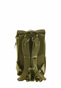 Mochila verde oliva con correas acolchadas y ajustables, tapa superior y bolsillo con cremallera. Hecha de material duradero, con un panel trasero texturizado.