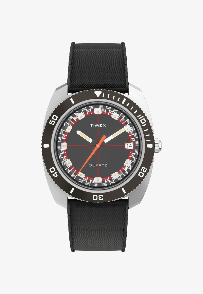 Reloj de cuarzo Timex con correa de goma negra, caja plateada y esfera gris oscura. Presenta acentos rojos, marcadores luminiscentes y pantalla de fecha.
