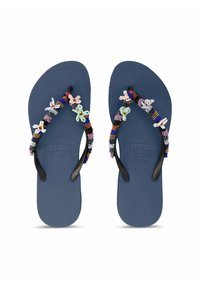 Des tongs en caoutchouc bleu avec des sangles noires ornées de fleurs et de motifs en perles colorées. Semelle texturée pour une meilleure adhérence.
