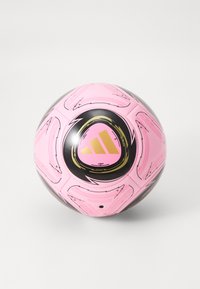 Ballon de soccer rose avec des accents noirs et dorés, des motifs circulaires et une surface texturée, ornée d'un design de logo à trois bandes.