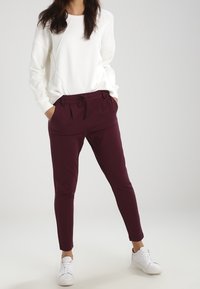 ONLY Träningsbyxor - dark purple