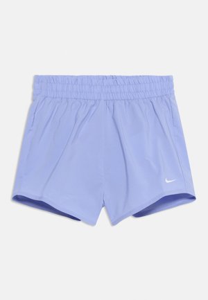 Világoslila Nike sport rövidnadrág rugalmas derékpánttal és kis fehér swoosh logóval a jobb alsó lábszáron.