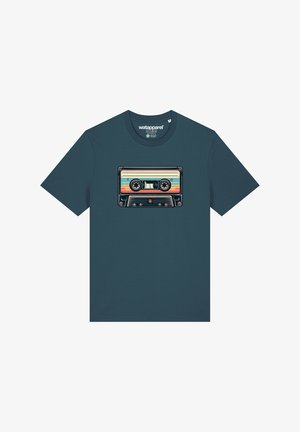 Donkerblauwe t-shirt met een retro cassettebandje grafiek, voorzien van meerkleurige strepen, ronde knoppen en ingewikkelde details op de cassette.
