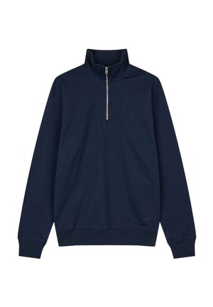 Marineblauer Langarm-Pullover mit hohem Kragen und silbernem Halbreißverschluss, gerippten Bündchen und kleiner "MN"-Stickerei am Saum.