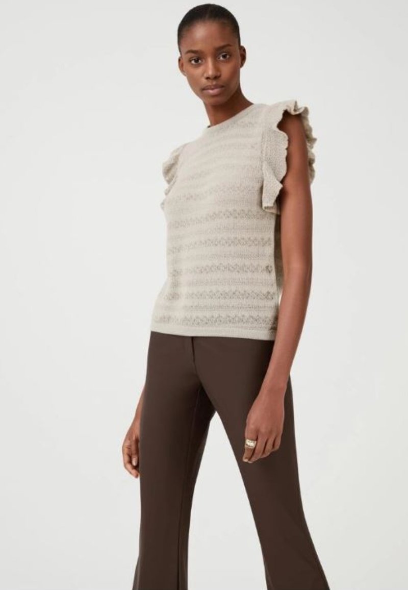 Top in maglia beige chiaro con maniche a volant e righe orizzontali, abbinato a pantaloni marroni aderenti. Texture liscia e design semplice.