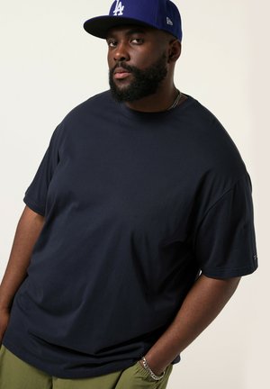 STHUGE SHORT SLEEVE REAR - Triko s potiskem - navy blue