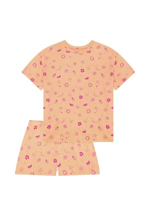 Vaaleanoranssi pyjamasetti, joka sisältää lyhythihaisen paidan ja shortsit, koristeltu vaaleanpunaisilla trooppisilla kuvioilla, kuten kukilla ja hedelmillä.