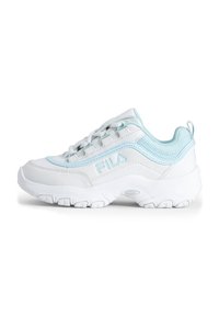 Baskets de sport blanches avec accents bleu clair, zones en maille et semelle texturée, présentant un logo et un système de laçage.