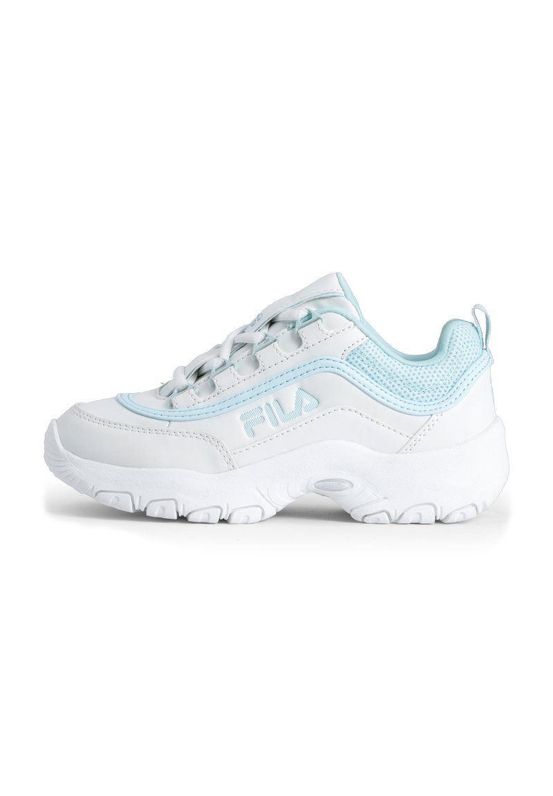 Baskets de sport blanches avec accents bleu clair, zones en maille et semelle texturée, présentant un logo et un système de laçage.