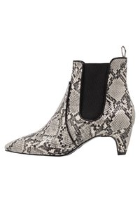 Botte femme mi-mollet avec un motif serpent noir et gris, bout pointu, petit talon et panneaux élastiques noirs sur les côtés.