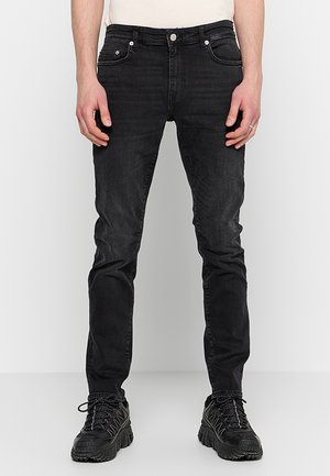 Schwarze Denim-Jeans mit Slim-Fit, ausgestattet mit Fronttaschen, Metallknopfverschluss und leichter Verwaschung an den Beinen.