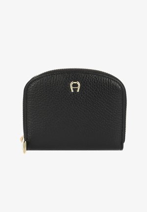 Zwarte leren portemonnee met ritssluiting, gebogen bovenkant en een textuur op het oppervlak. Voorzien van een gouden logo-accent aan de voorkant en een minimalistisch ontwerp.