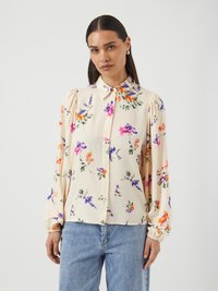 Blomstrete langermet bluse i kremfarge, med lilla, oransje og rosa blomster. Har krage med knapper og elastiske mansjetter.