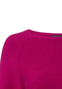 Strak topje in levendig magenta, met een ronde halslijn en geribbelde textuur. Naden voegen visuele interesse toe aan de mouwen.