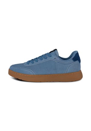 Sneaker blu in suede con punta rotonda, design leggermente perforato, suola piatta in gomma marrone, accentuazione testurizzata sul tallone e lacci piatti in pelle.