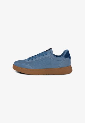 Blaue Wildledersneaker mit runder Spitze, leicht perforiertem Design, flacher brauner Gummisohle, strukturiertem Fersenelement und flachen Lederschnürsenkeln.