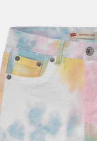 Short Levi's Girlfriend con motivo tie-dye in colori pastello, caratterizzato da una vita alta, bottoni metallici e dettagli di cucitura a contrasto.
