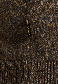 Bonnet tricoté marron et gris avec un poignet à côtes, arborant une petite étiquette noire portant l'inscription "PME LEGEND" en lettres dorées.