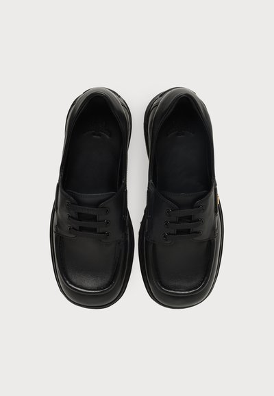 Paire de chaussures habillées en cuir noir à lacets avec bouts carrés arrondis vues de dessus sur un fond clair.