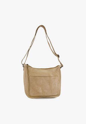 Beige skuldertaske i læder med justerbar rem, frontlommer og lynlås i toppen.