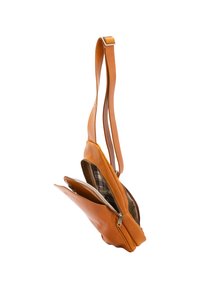 Borsa a tracolla in pelle marrone con texture liscia, due compartimenti con zip, tracolla regolabile e rivestimento interno a quadri.