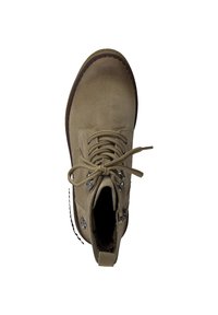 Bottes ankle en suède tan avec bout arrondi, devant lacé, œillets en argent et patch décoratif. Surface texturée avec une semelle marron.