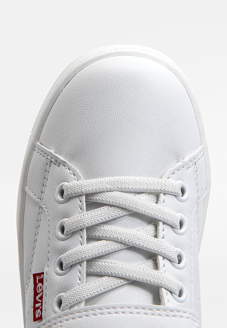 Sneaker sintetico bianco con punta rotonda, lacci piatti e finitura leggermente texture. Logo rosso di Levi's ben visibile sul lato.