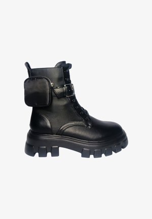 Stivale da combattimento nero in pelle con suola piattaforma spessa, punta tonda, chiusura frontale con lacci e tasca laterale con cerniera.