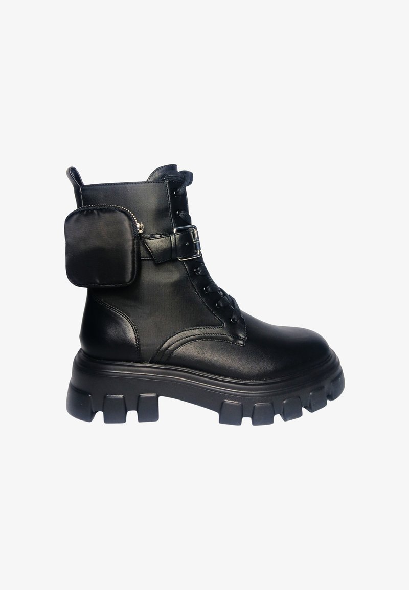 Botte de combat en cuir noire avec une semelle plateforme épaisse, un bout rond, un laçage à l'avant et une poche latérale avec fermeture éclair.