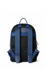 Zaino in pelle blu con schienale in rete, dotato di due ampie cinghie regolabili e di una maniglia superiore. Chiusura con zip e logo discreto sulla parte anteriore.