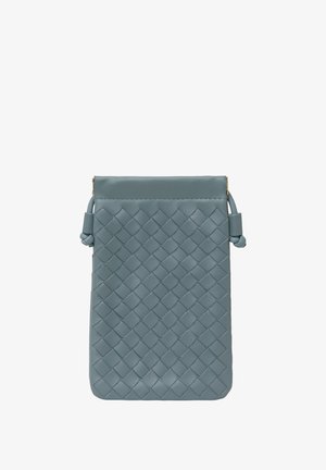 Austintas odinis maišelis švelniai mėlynos spalvos, su viršutiniu uždarymu ir šoniniu mazgo akcentu. Lygi tekstūra su deimanto rašto paviršiumi.