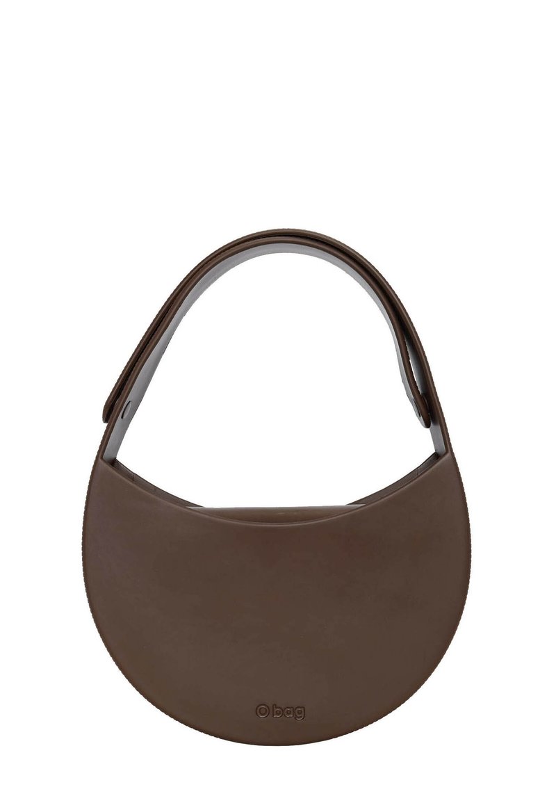 Brun oval taske med en glat overflade og et buet håndtag. Har et logo i nederste højre hjørne, designet til casual brug.
