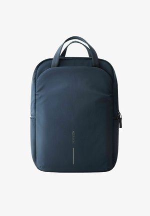 Donkerblauwe rugzak met twee handvatten aan de bovenkant, soepel materiaal, ritssluiting en zijzak. Heeft een subtiele merkl logo en een minimalistisch ontwerp.