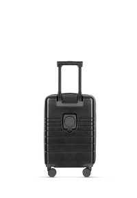 Schwarzer Hartschalenkoffer mit horizontalen Rillen, ausziehbarem Griff und vier Rädern für Mobilität. Kompaktes Design für Reisebequemlichkeit.