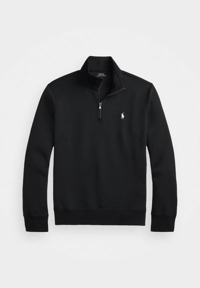 Mustalane sirmiku brändiga collage-kampsun, millel on veerandi pikkusega tõmblukk ja sujuv kangas. Sel on rinnal väike valge logo ning soonikkoes varrukaotsad ja alumine äär.