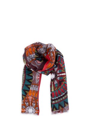 Szalik z żywymi, złożonymi geometrycznymi i kwiatowymi wzorami w kolorach pomarańczowym, czerwonym, morskim, białym i czarnym, luźno złożony na białym tle.