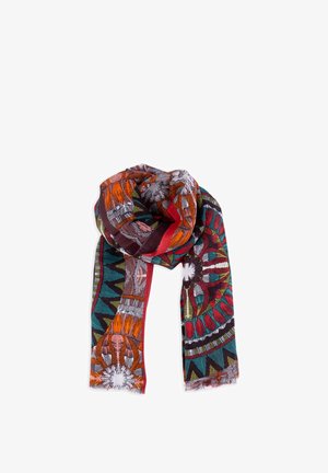Szalik z żywymi, złożonymi geometrycznymi i kwiatowymi wzorami w kolorach pomarańczowym, czerwonym, morskim, białym i czarnym, luźno złożony na białym tle.