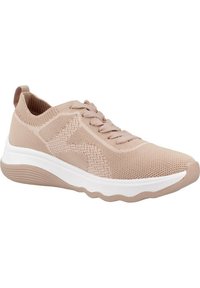Zapatilla deportiva beige con parte superior de tejido texturizado, cierre de cordones y una plantilla blanca acolchada con un diseño de suela estriada.