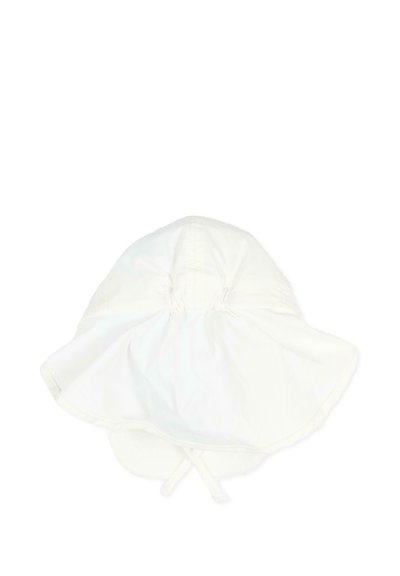 Chapeau de soleil pour bébé blanc à larges bords, avec couronne froncée et lanières réglables sous le menton, conçu pour protéger du soleil.