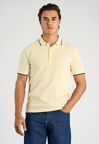 Niewybrane, soft yellow