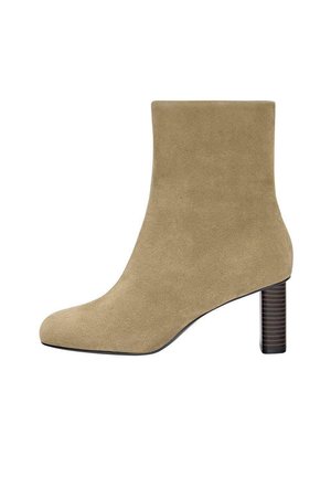 Stivale alla caviglia in suede beige con punta rotonda e tacco conico caratterizzato da una texture simile al legno. Superficie liscia e design semplice.