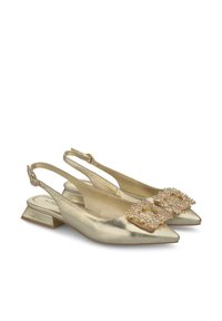 Goldene metallische Slingback-Schuhe mit spitzem Zehenbereich, flachem Blockabsatz und mit Rhinestones verziertem Schnallenverschluss vorne. Glatte Textur.