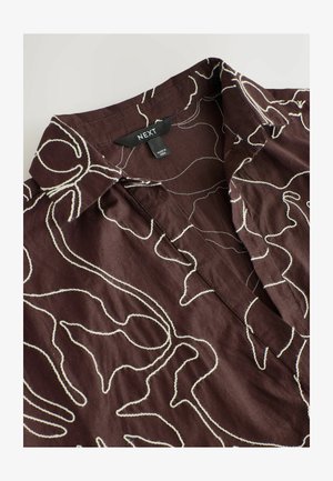 Pruun linane särk valge abstraktse lillemustriga, millel on terav krae ja NEXTi kaubamärki näitav silt.