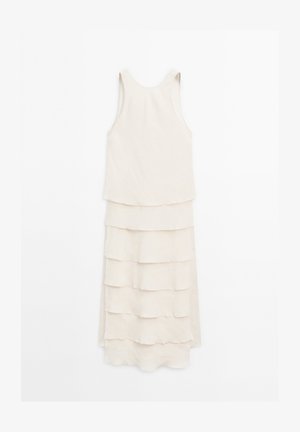 Lang beige ærmeløs kjole lavet af blødt stof med et lagdelt volangdesign, der har fire vandrette lag og en rund halsudskæring.