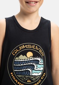 Camiseta sin mangas negra con un gráfico colorido de olas, montañas y un sol. Material de algodón suave con un escote redondo.