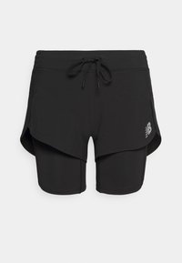 Svarta, lager-på-lager, kvinnliga träningsshorts med dragsko i midjan och New Balance-logga på vänster ben fram.